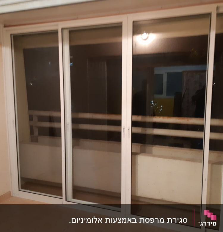 דלתות הזזה מאלומיניום עם מסגרת לבנה